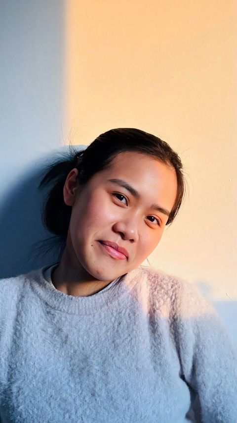 Portret van een glimlachende vrouw in warm licht